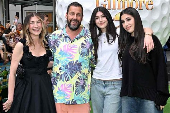 Jackie Sandler: Adam Sandler's Wife Age, Kids, Movies, Net tsim nyog thiab ntsuas lub cev.