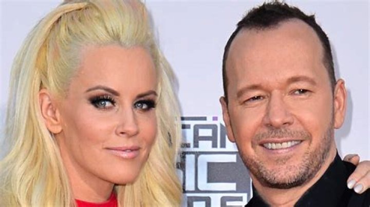Jenny McCarthy and Donnie Wahlberg are a ‘power couple’ in matching satin jackets for courtside date night