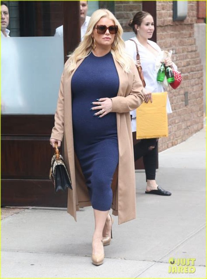Jessica Simpson Shows Off Baby Bump via Twitter