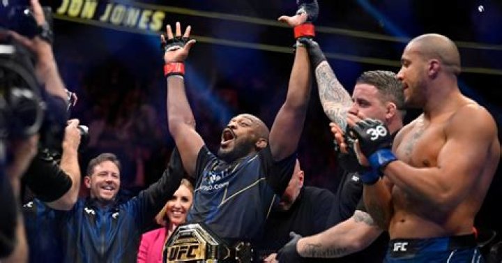 Jon Jones returns to win UFC heavyweight title in 1st round