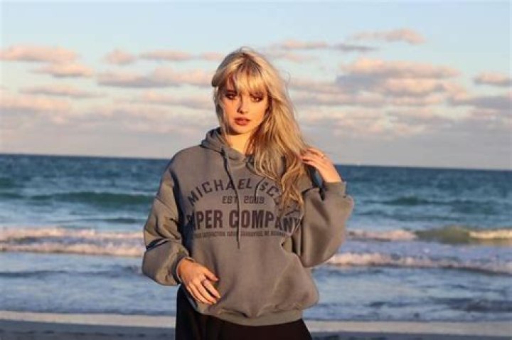 Julia Burch Biography, Wiki, Age, Height, Net Worth, Boyfriend, Model Career