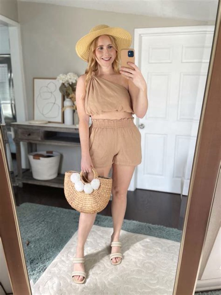 Karen Gillan's Jumanji's short shorts and crop top outfit is causing quite the debate on Twitter