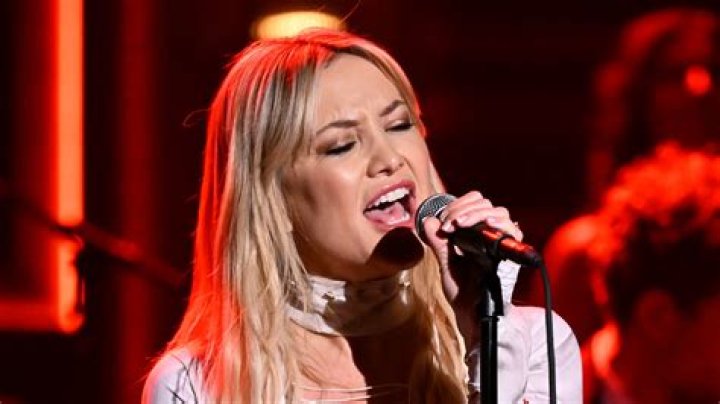 Kate Hudson’s First Live Music Show, Singing Hits with Famous Friends