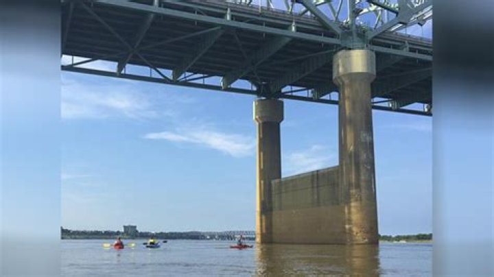 Kayaker’s photos show crack in closed I-40 bridge back in 2016