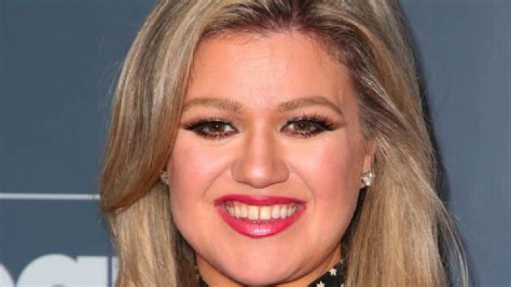 Kelly Clarkson’s fans deem her ‘best dressed’ at Grammys as her gown highlights weight loss: ‘Classic beauty’