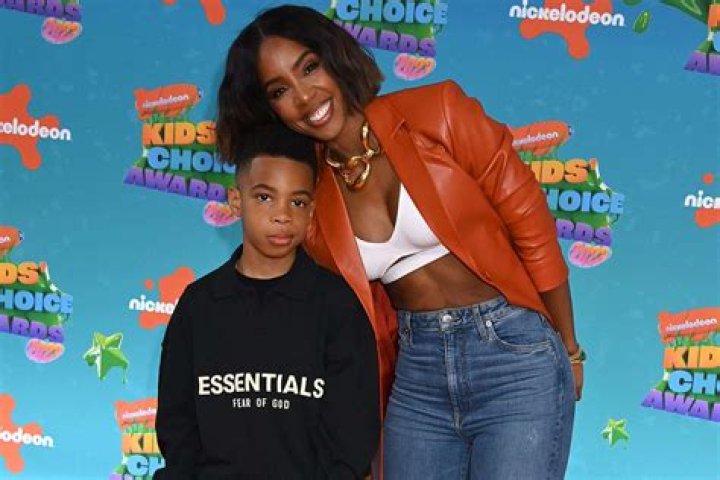 Kelly Rowland Says, “We Are Humans, so Let’s Forgive Chris Brown.”