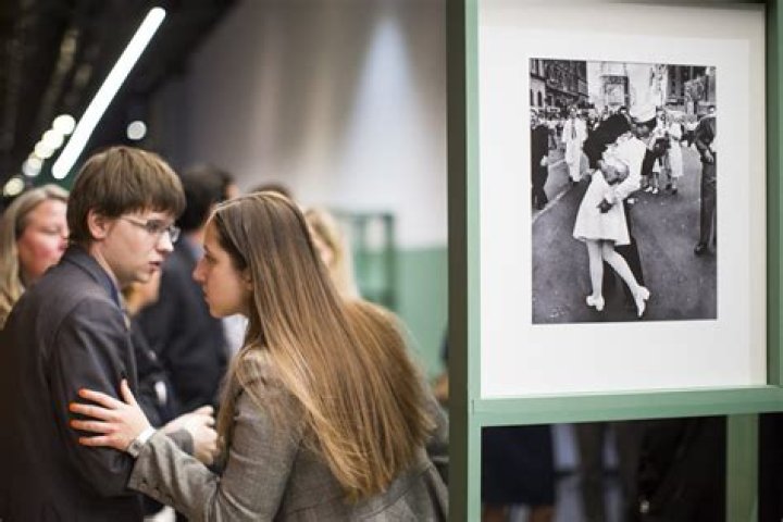 ‘Kiss’ photo stays on display at VA after memo banning it reversed