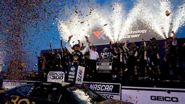 Kyle Busch holds off Denny Hamlin for NASCAR Cup Series win outside St. Louis