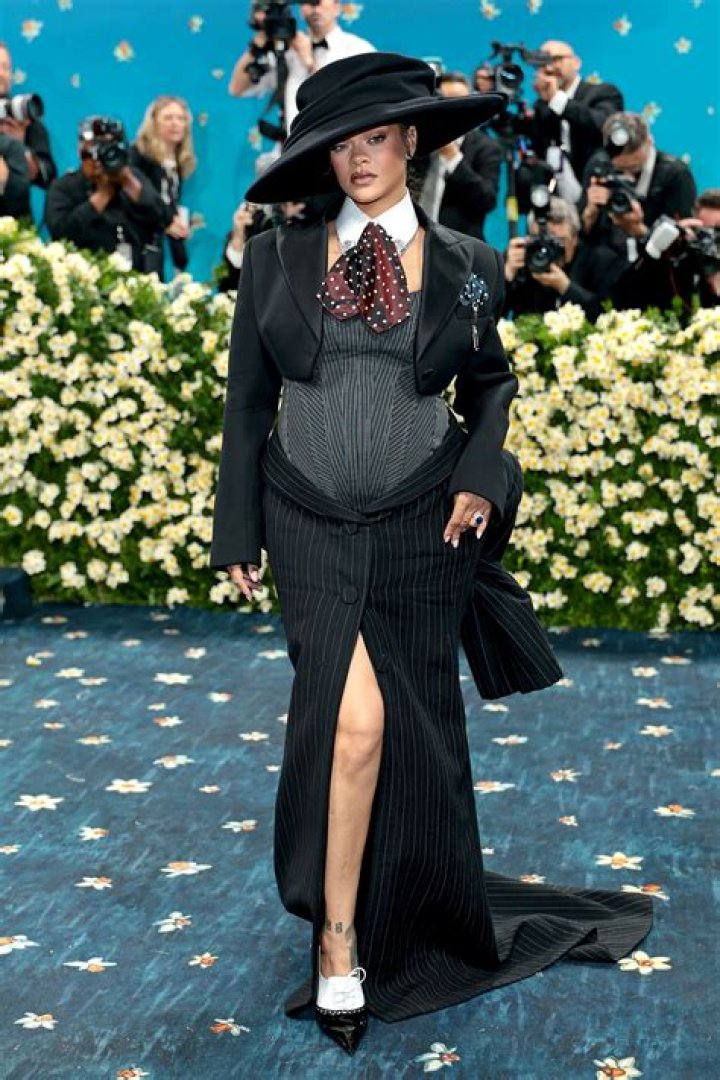 Lana Condor's 2019 Met Gala Outfit Looks Like A Giant Ballerina Tutu & Delicious Cotton Candy