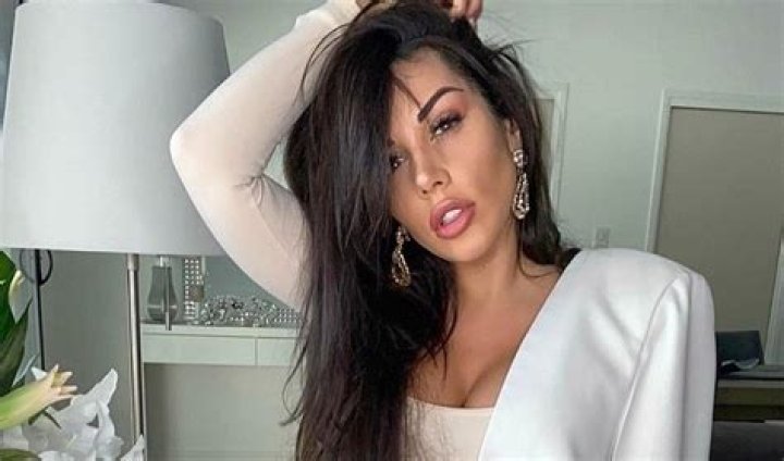 Laura Lempika Avant Chirurgie: Transformation et Parcours dans le Monde de la Télé-réalité