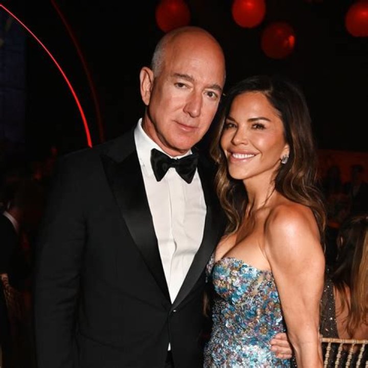 Lauren Sanchez ‘shared Jeff Bezos’ seedy sexts and X-rated willy photos with gal pals who leaked them to National Enquirer’