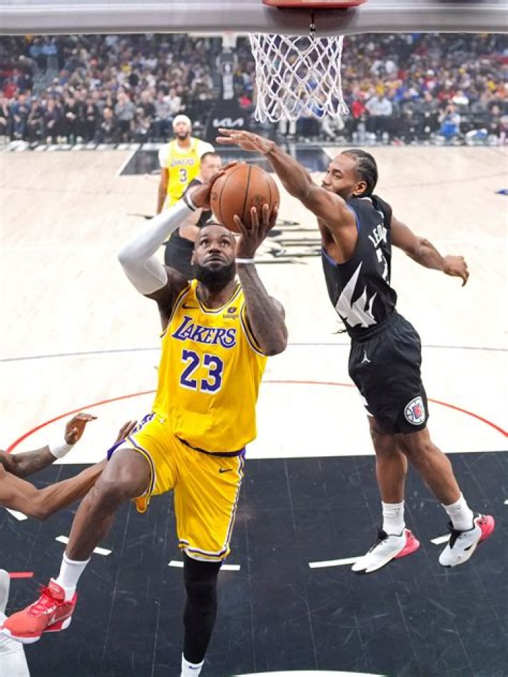 LeBron scores 34 points, leads Lakers’ rally from 21-point deficit in 116-112 win over Clippers