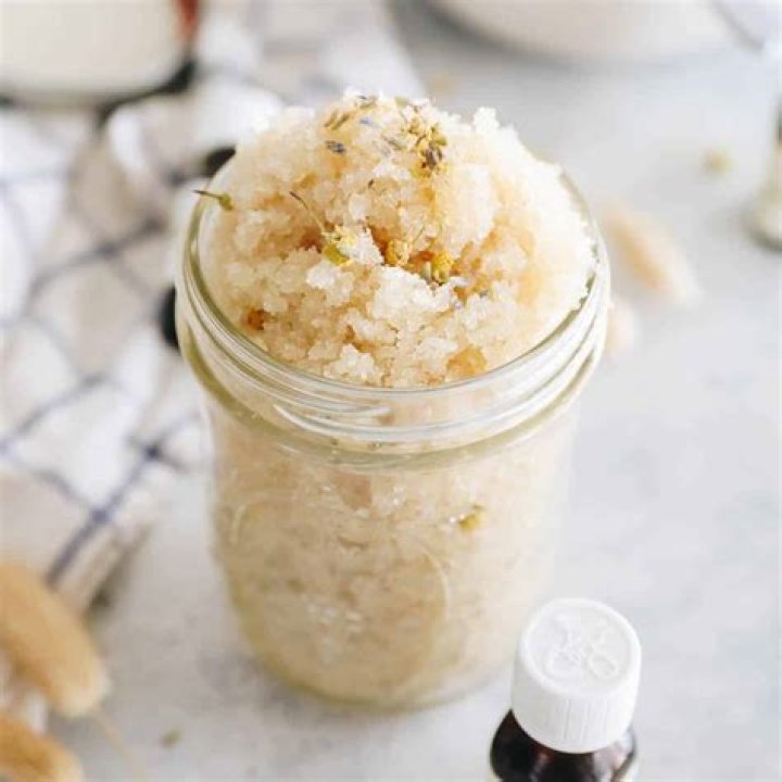Lemon-Honey Sugar Scrub Recipe for Dark Spots