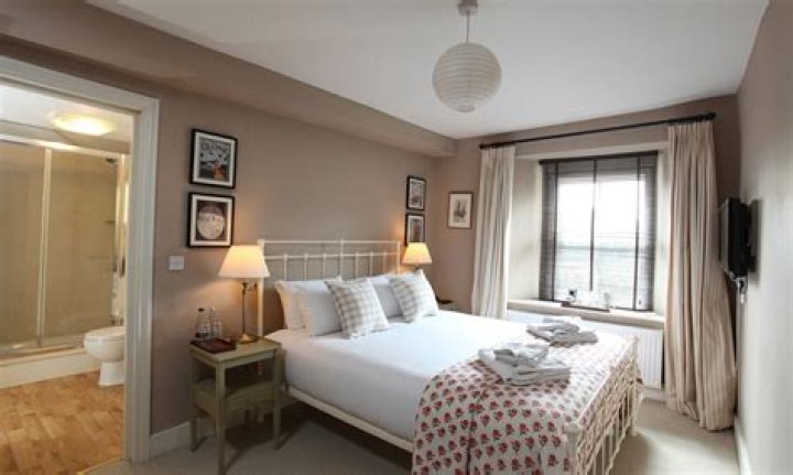 Livid Four in a Bed hotel owner cuts off rival after being ripped to shreds with 'cruel' review