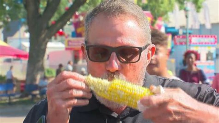 Man’s genius way for eating corn on the cob without any mess goes viral