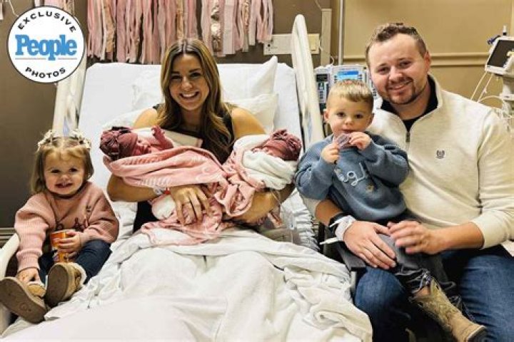 Michelle Duggar called out for cropping Jill Duggar out of family photo