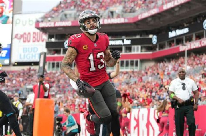 Mike Evans agrees to a 2-year, $52 million contract to remain with the Buccaneers, AP source says