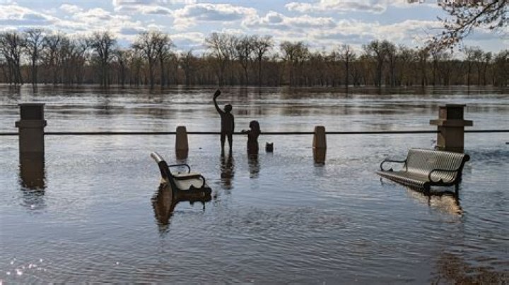 Mississippi River flooding prompts evacuations, sandbagging