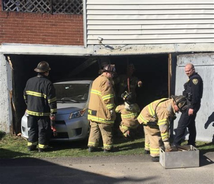 One injured in Clinton garage fire