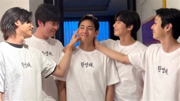 Park Seo Joon, Park Hyung Sik, and other Wooga Squad members cheer for BTS' V's Layover release; THIS is how