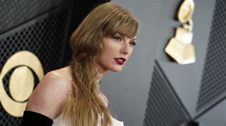 Photographer accuses Taylor Swift’s dad of punching him in the face