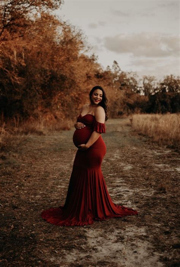 Queen Naija Stuns Fans with Beautiful Maternity Photos ‘She’s Glowing’