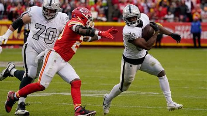 Raiders stun sloppy Chiefs with 2 defensive TDs in 20-14 victory on Christmas Day