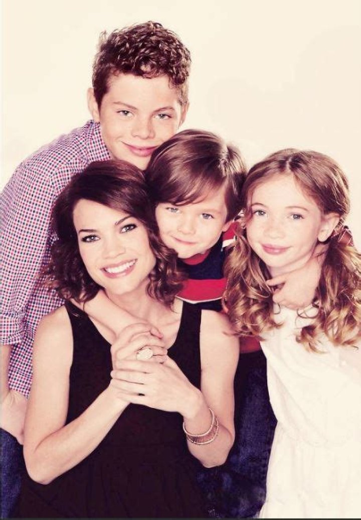 
Rebecca Herbst Age, Height, Married, Husband, Children & Family