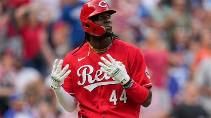 Reds’ De la Cruz hits 1st big league homer, then triples