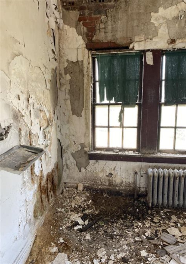 Rock Island seeks new life for crumbling old firehouse