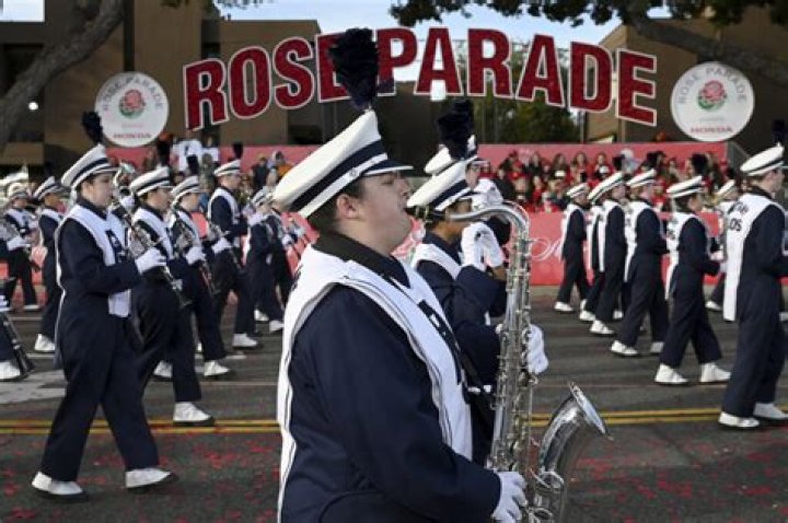 Rose Parade avoids California rain as it welcomes New Year