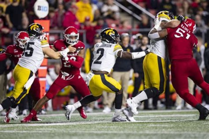 Sandfort’s 22 lead Hawkeyes past streaking Scarlet Knights