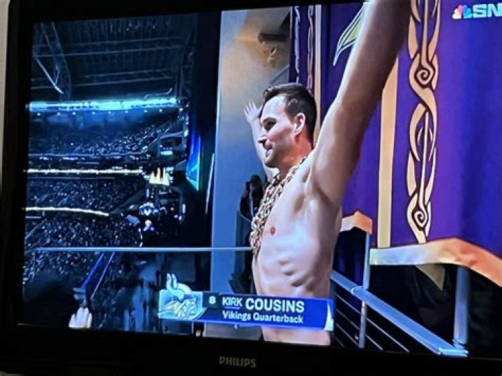 Shirtless Kirk Cousins sounds Gjallarhorn before Vikings-Packers
