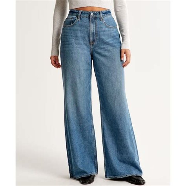 Shop Selena Gomez’s Baggy Jeans Affordable Dupe