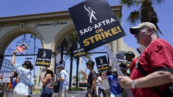 Stephen Amell se duplica en las críticas a la huelga de actores y aumenta las quejas al liderazgo de SAG