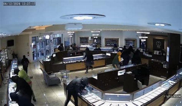 Surveillance video shows Davenport jewelry store getting looted