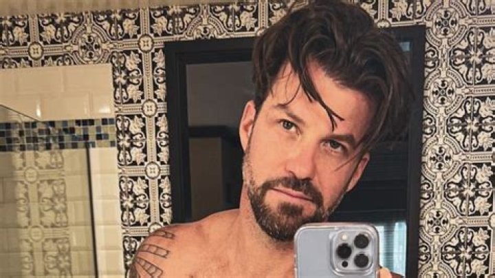 The Challenge star Johnny Bananas shows off washboard abs in thirst trap photo from San Diego