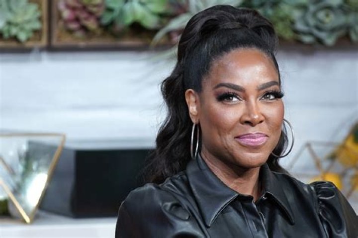 ‘The Kenya Bravo Needs to Show’: Kenya Moore Gets Loose on Vacation, Fans Say the Model Needs to Let Her Hair Down More Often