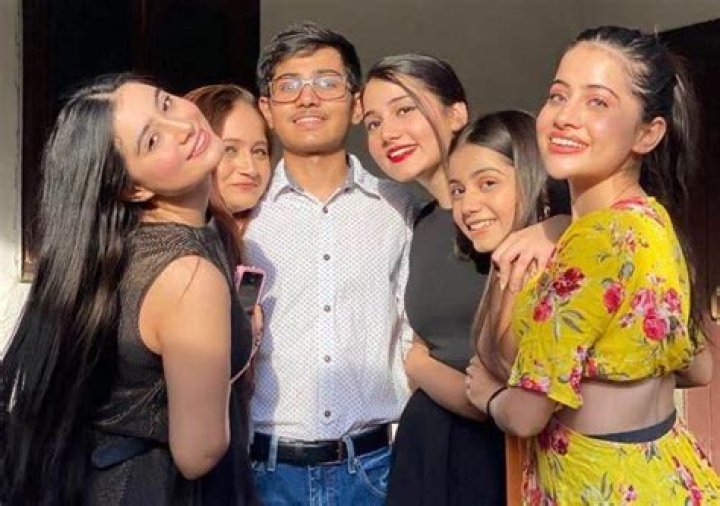 Urfi Javed's sister Urusa Javed is a social media sensation, see pics