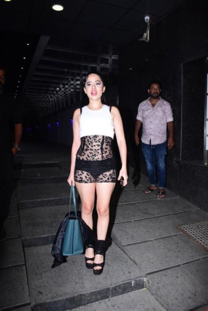Urfi Javed brutally trolled for her latest bizarre outfit, netizens say 'tune ladkiyon ka naam badnaam kiya hua hai'