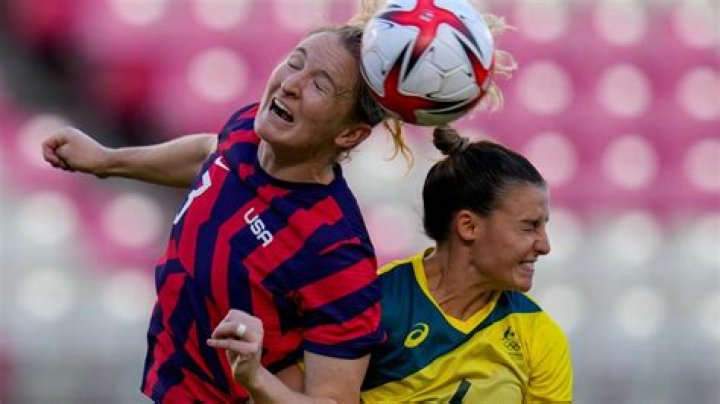 US national team midfielder Samantha Mewis retires from soccer because of knee injury