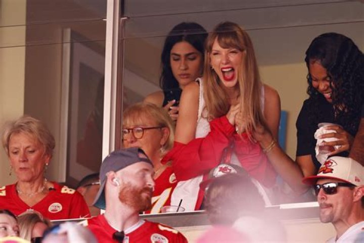 Viral video captures Travis Kelce, Taylor Swift leaving Kansas City stadium together
