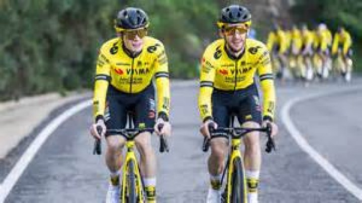 Vuelta a Espana: Simon Yates survives double puncture scare to retain red jersey after 10 stages