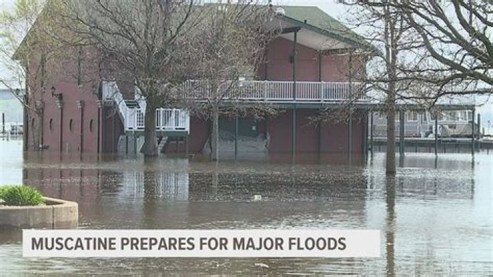 Watch: Muscatine crew trains with flood gate