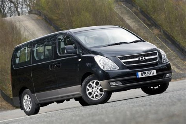 We review the Hyundai i800 from price to economy and all its features