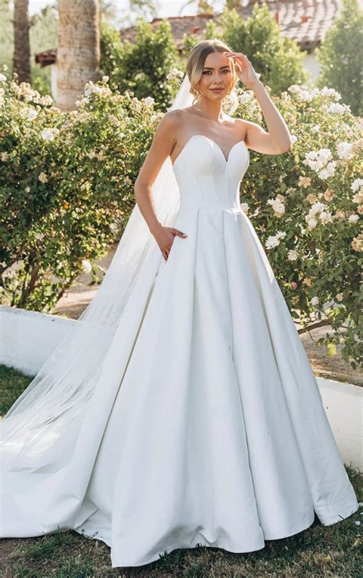 Wedding dresses with pockets are now a thing… and people are going wild for them