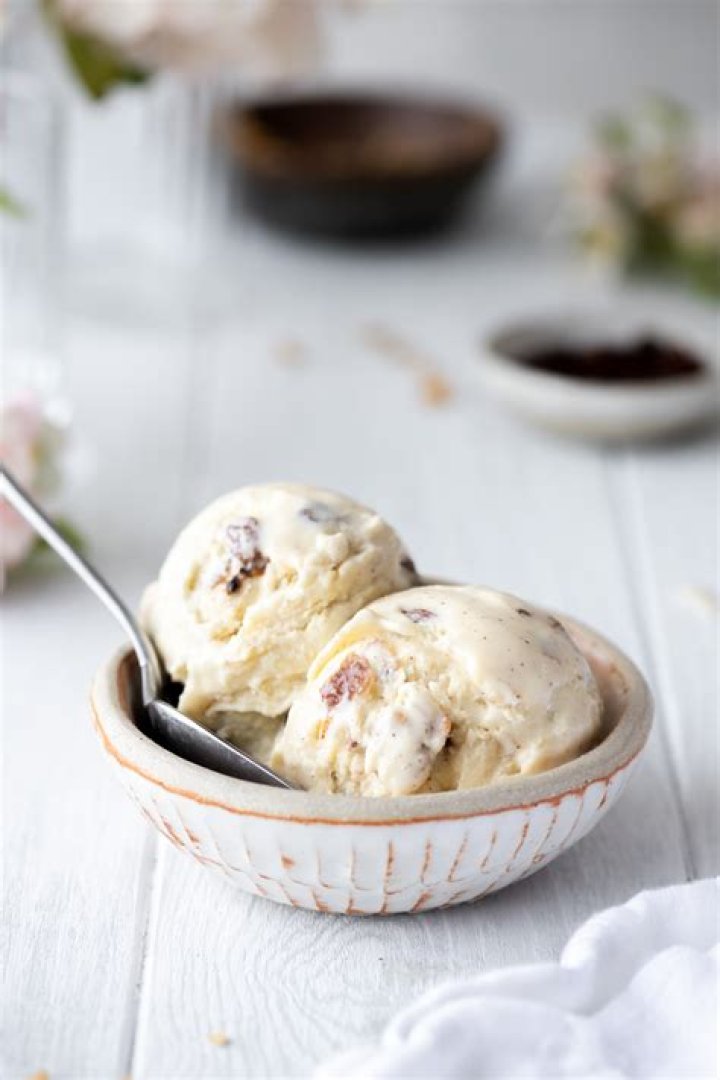 What does Rum Raisin ice cream taste like?