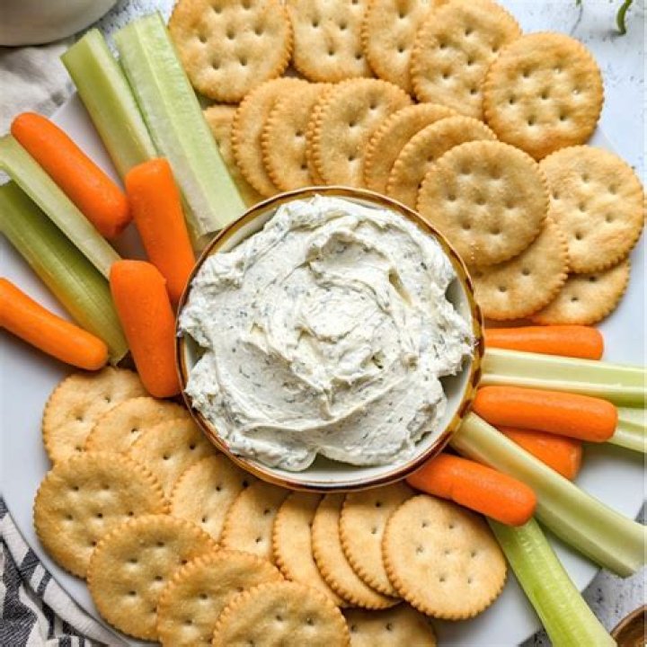 What kind of crackers go with artichoke dip?