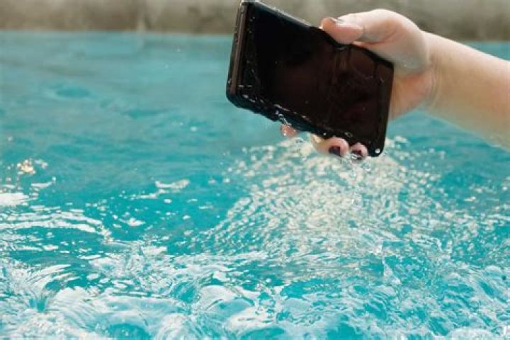 What to Do If You Drop Your Smartphone in the Ocean