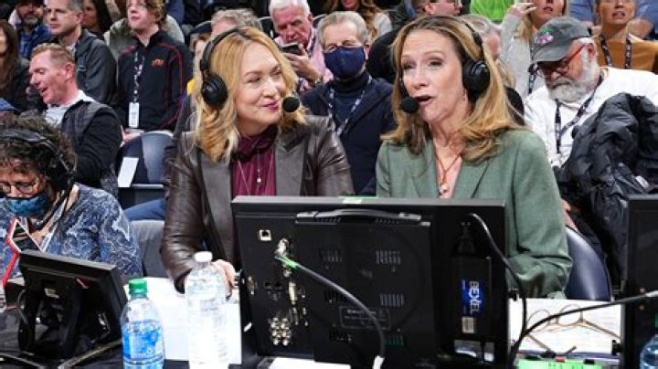 Who has Beth Mowins dated? Bio: Brother, Nationality, Measurements